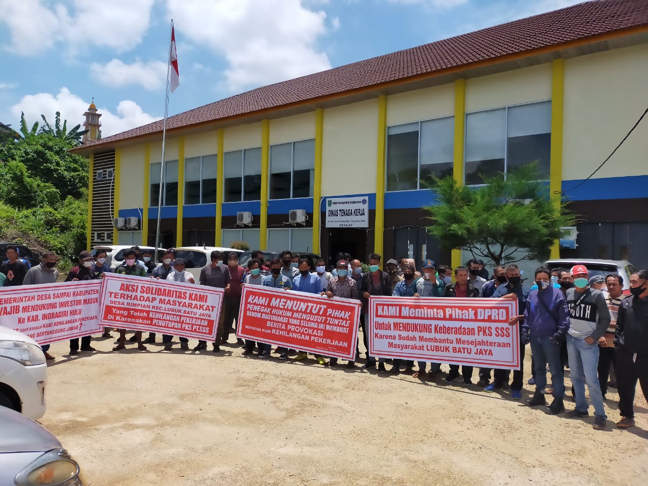 Ratusan karyawan dan buruh PT SSS melakukan unjuk rasa ke Kantor Disnaker Kabupaten Inhu akibat PKS perusahaan tersebut berhenti beroperasi, Senin (8/3/2021).