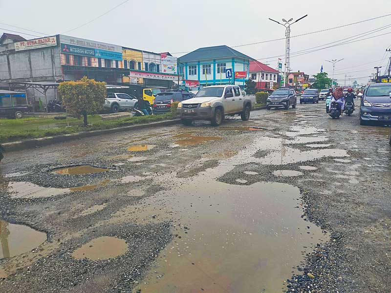 Puluhan titik ruas jalan provinsi di jalan jalur dua Kota Ujungbatu-Tandun, Kabupaten Rohul mengalami rusak berat dan sedang. Persisnya tidak jauh dari Kantor Camat Ujungbatu, Kamis (2/11/2023).