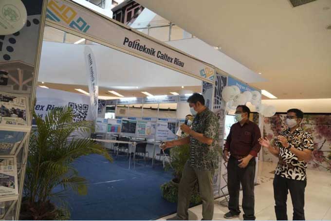 Direktur PCRÂ Dr Mohammad Yanuar Hariyawan ST MT didampingi Wakil Direktur Bidang Akademik dan KemahasiswaanÂ Dr Emansa Hasri Putra ST MEng (tengah) danÂ Wakil Direktur Bidang Pemasaran Kerja Sama dan AlumniÂ Muhammad Ihsan Zul SPd MEng (kanan)Â meresmika