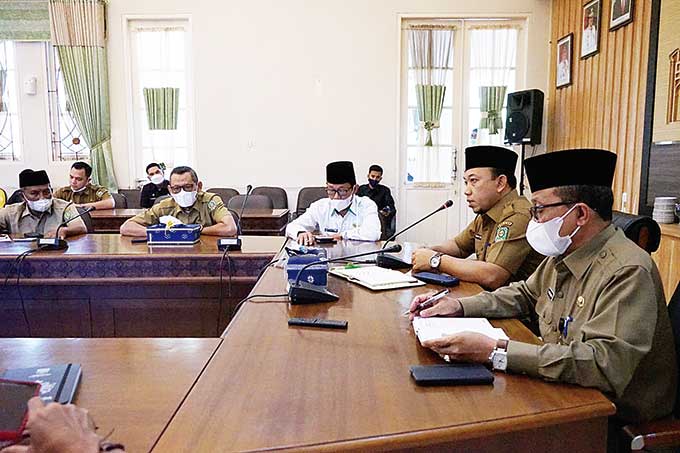 Wabup Husni Merza memimpin rapat persiapan jelang Idulfitri di Ruang Rapat Zamrud Komplek Abdi Praja Siak, Selasa (26/4/2022).