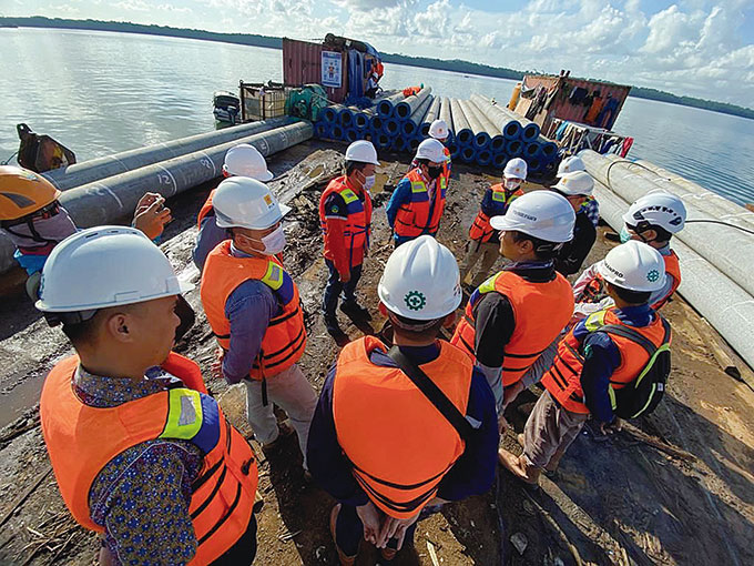 Pihak PT PLN Unit Induk Pembangunan Kalimantan Bagian Timur (UIP KLT) saat meninjau pembangunan pondasi tower untuk jaringan transmisi Saluran Udara Tegangan Tinggi 150 kilovolt (SUTT 150 kV) Selaru-Sebuku, Kalimantan Timur, baru-baru ini.