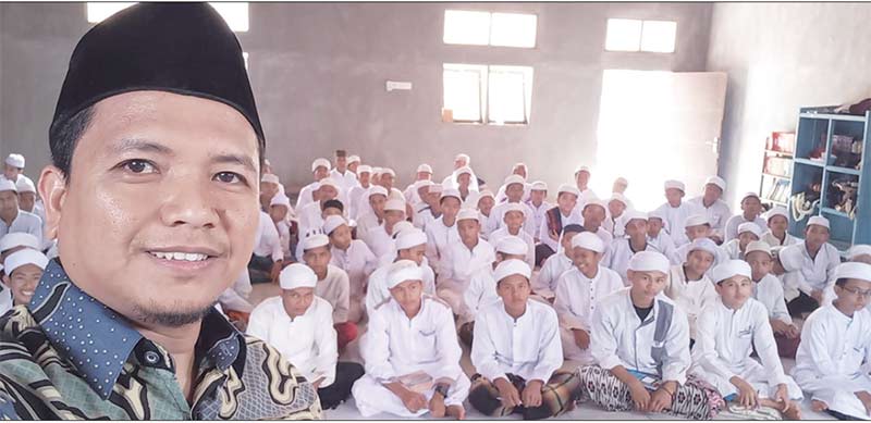 Ketua PKM Dosen PBA UIR Dr Rojja Pebrian Lc MA saat bersama santri Ponpes Darussalam Kota Medan Inhu.