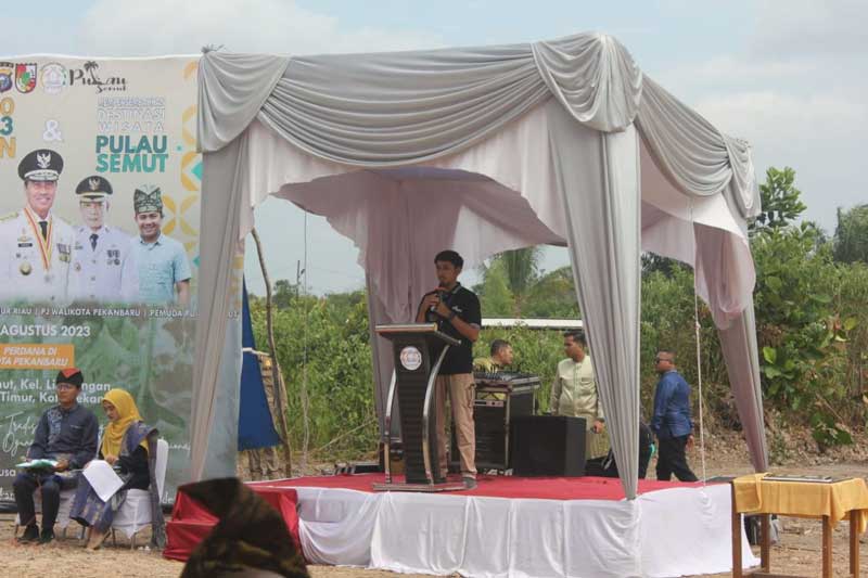 Penanggung jawab acara Festival Pacu Sampan Tradisional Septiandi Putra saat memberikan kata sambutan di Pulau Semut, Kecamatan Rumbai Timur, Kota Pekanbaru saat pembukaan Festival Pacu Sampan Tradisional, beberapa waktu lalu.