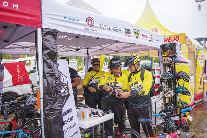 Pesepeda sedang melihat spare part di stan Polygon saat Gowes Merdeka, Ahad (21/8/2022) lalu.