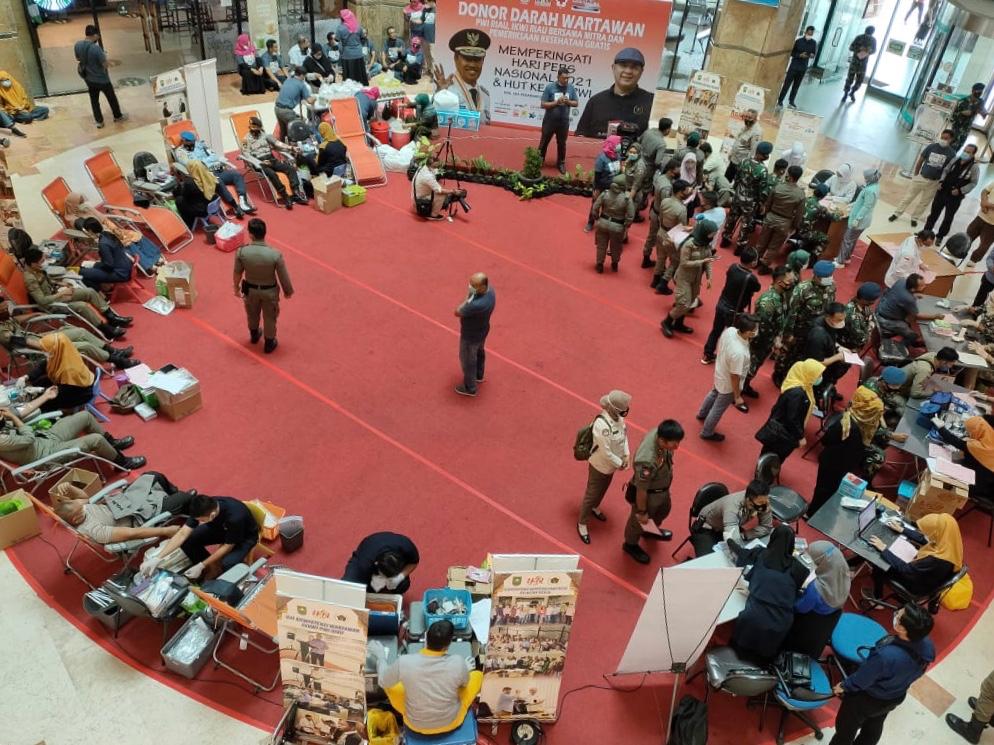 Kegiatan bakti sosial donor darah PWI Riau yang berlangsung di Atrium Siak, lantai 1 Mall SKA Pekanbaru, Selasa (23/2/2021).