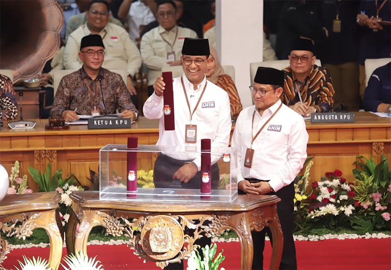 Calon presiden dan calon wakil presiden dari Koalisi Perubahan Anies Baswedan dan Muhaimin Iskandar mengambil undian nomor urut Pilpres 2024 di Gedung KPU, Jakarta.