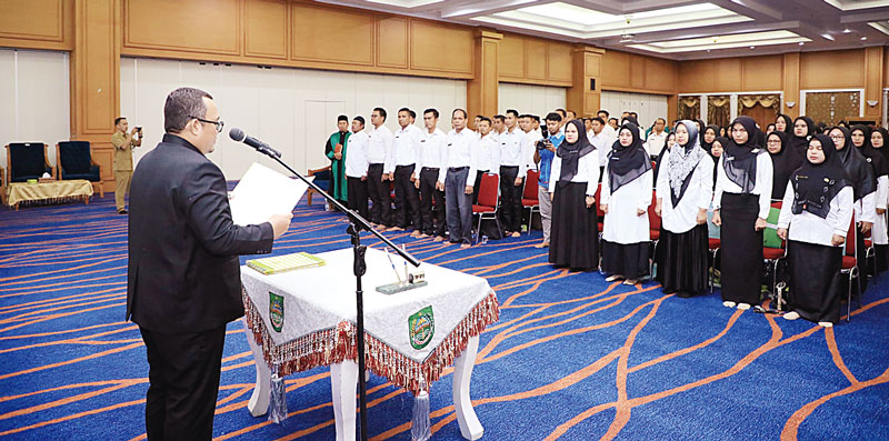 Sekda Rohul Muhammad Zaki STTP MSi melantik dan mengambil sumpah janji jabatan fungsional PPPK di Convention Hall Islamic Center Pasirpengaraian, Selasa (31/10/2023).