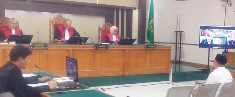 Mantan Ketua KPU Bengkalis Fadhillah Al Mausuly mendengarkan penetapan penahanan dirinya oleh majelis hakim di PN Pekanbaru, Senin (13/10/2023).