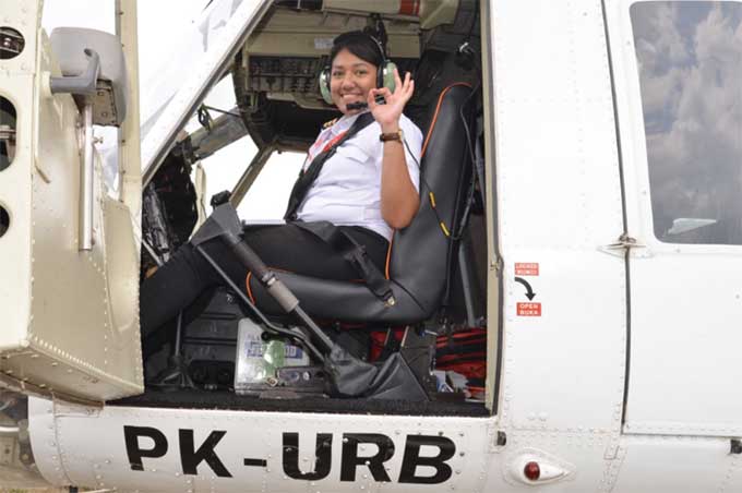 Pilot Perempuan Jeanette saat akan menerbangkan heli water bombing jenis Bell 412.