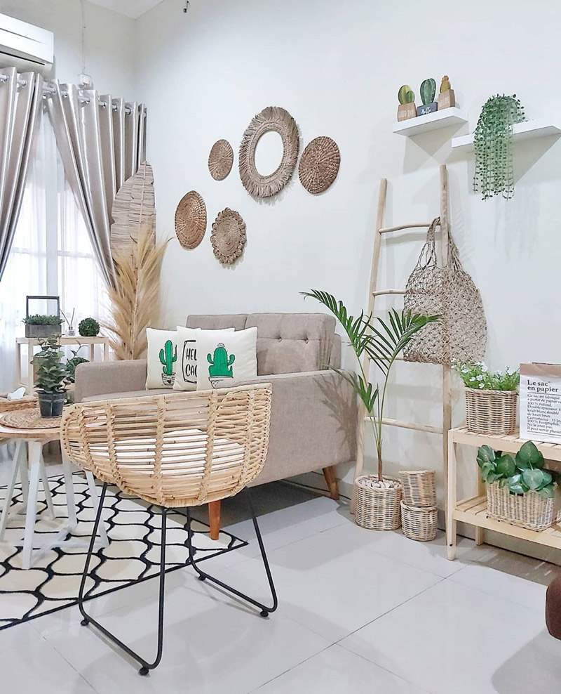 Perpaduan antara sofa dan kursi rotan di ruang tamu hadirkan suasana natural.