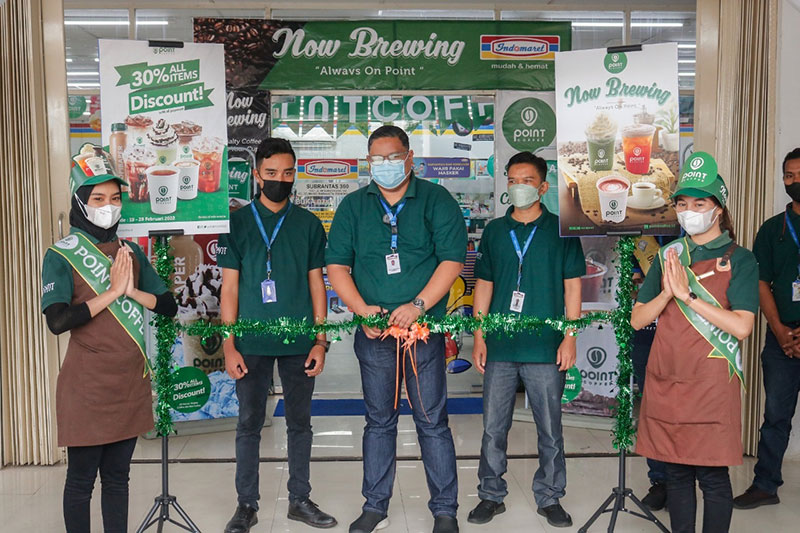 Deputy Branch Manager Ichsan Kusuma Ismail (tengah) memotong pita peresmian Point Coffee di Toko Indomaret 360 Jalan Subrantas Pekanbaru, Sabtu (19/2/2022). Point Coffee ini merupakan cabang ke-22 yang diresmikan.