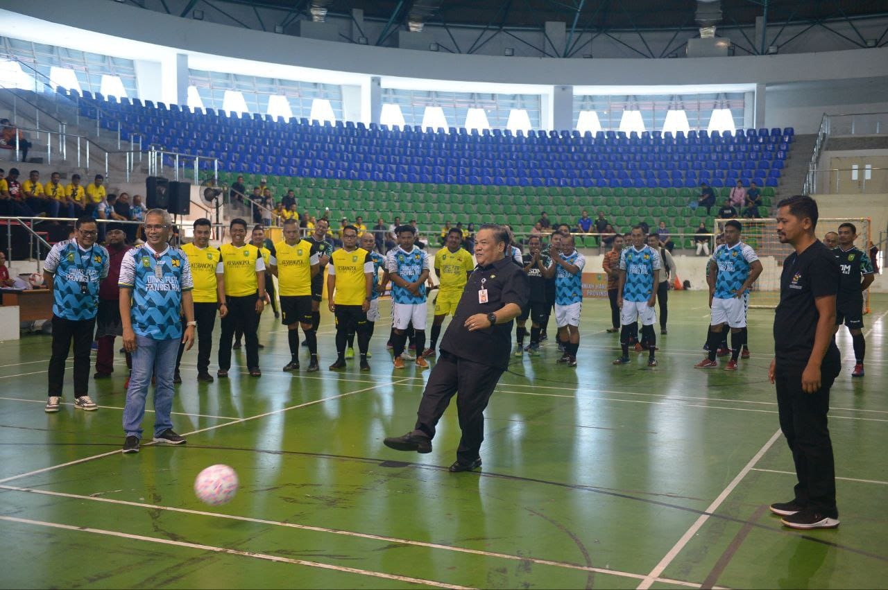 Sekdaprov Riau SF Hariyanto melakukan tendangan pertama pembukaan futsal antar OPD di lingkungan Pemprov Riau, Kamis (3/8/2023).