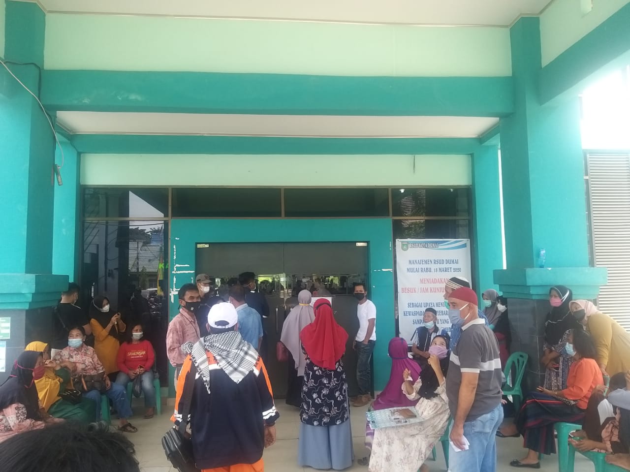 Masyarakat Kota Dumai yang menunggu pelayanan kesehatan di Poliklinik RSUD Kota Dumai. Pelayanan kesehatan di poliklinik sempat tutup tiga jam akibat aksi mogok yang dilaksanakan tenaga medis, Selasa (20/4/2021).
