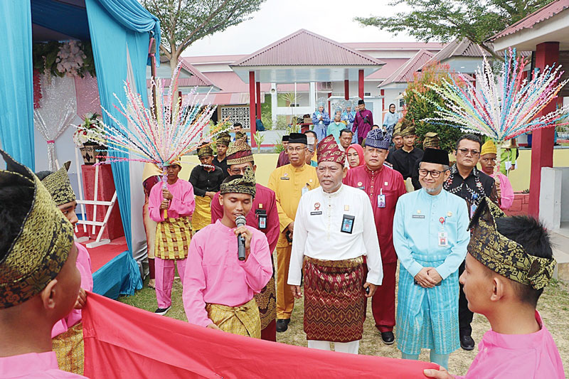 Kepala Kanwil Kemenkum HAM Riau Mhd Jahari Sitepu mengenakan pakaian Melayu disambut balas pantun yang dibawakan anak didik Lapas pada Peringatan HAN 2023, Selasa (1/8/2023).