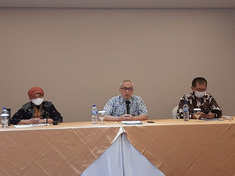 Direktur Jenderal Tata Ruang Kementerian ATR/BPN, Abdul Kamarzuki (kanan),Â Deputi Bidang Koordinasi Pengembangan Wilayah dan Tata Ruang Kemenko Perekonomian, Wahyu Utomo (tengah) saat acara penyerapan aspirasi UU Cipta Kerja di Hotel Novotel Pekanbaru, K