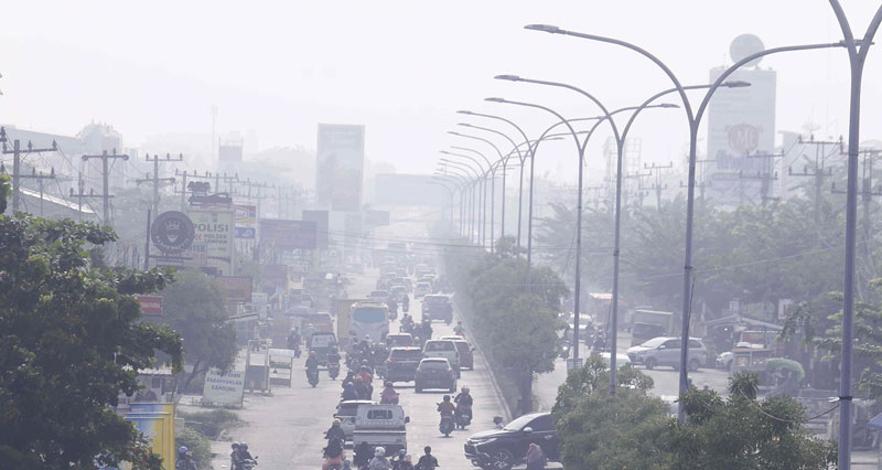 Kabut asap masih menyelimuti  Kota Pekanbaru seperti di Jalan HR Soebrantas, Ahad (8/10/2023). Kabut asap ini mempengaruhi kualitas udara.