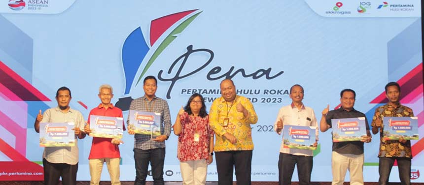 Wartawan Riau Pos Gema Setara (kiri) dan Evan Gunanzar mewakili Henny Elyati (tengah) foto bersama perwakilan PHR usai penyerahan hadiah PENA 2023 di Rumbai Country Club, Pekanbaru, Rabu (27/9/2023).