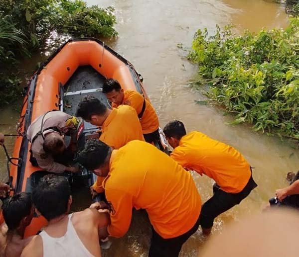 Tim BPBD KuÂ­anÂ­sing bersiap mencari korban yang tenggelam di Desa Kampungbaru Ibul, KeÂ­camatan Pucuk Rantau, Ahad (17/12/2023).
