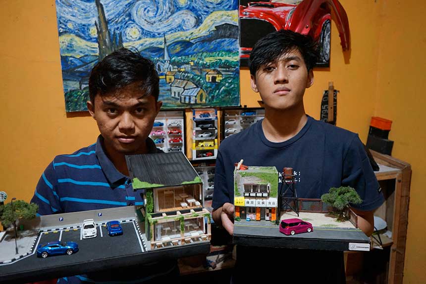 Teguh Imam Pradhongo dan Arif Septiadi memperlihatkan diorama hasil karya mereka, beberapa waktu yang lalu.