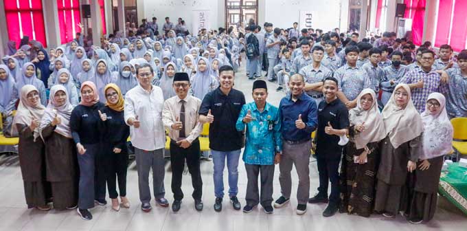 Kepala Sekolah SMK Muhammadiyah 2 Pekanbaru Paiman Sanen SPd MPdI (enam kiri), bersama Branch Manager PT Astra Graphia Tbk Cabang Pekanbaru Hikmat Maulana (tengah), Ketua Majlis Dikdasmen Pimpinan Wilayah Muhammadiyah Riau Dr Ir Indra Hasan MM (enam kanan