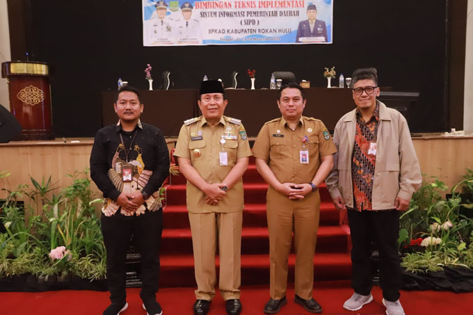 Bupati Rohul H Sukiman didampingi Kepala BPKAD Rohul El Bizri SSTP MSi foto bersama dengan narasumber Tim SIPD Kemendagri usai membuka Bimtek SIPD Penatausahaan dan Pelaporanan di Hotel Grand Central Pekanbaru, Senin (21/11/2022).    Â 
