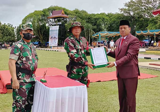 Kasrem 031 Wirabima Kolonel Inf Habzen Sianturi SIP MM dan Plt Bupati Kuansing Drs H Suhardiman Amby Ak MM menghadiri penutupan TMMD ke-114 di Lapangan Limuno Telukkuantan, Rabu (24/8/2022).
