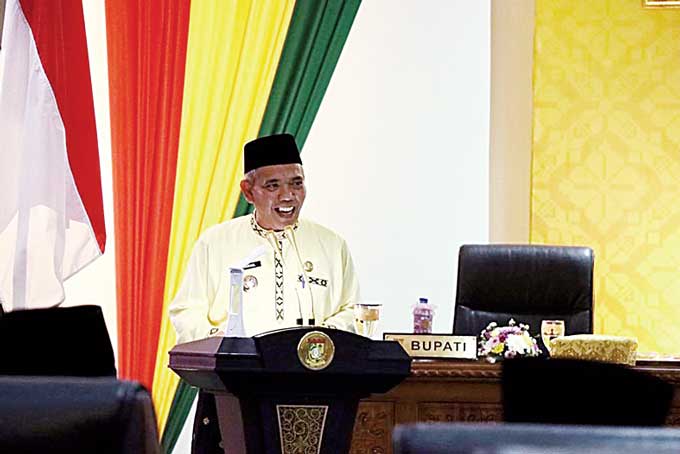 Pj Bupati Kampar Dr H Kamsol MM menyampaikan sambutan saat Rapat Paripurna Istimewa Masa Sidang II 2023 Hari Jadi ke-73 Kabupaten Kampar di ruang Rapat Paripurna DPRD Kampar, Bangkinang, Senin (6/2/2023).