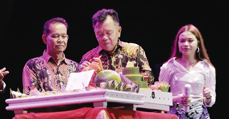 Plt Bupati Meranti H Asmar didampingi Wakil Pimpinan DPRD Meranti Khalid Ali dan disaksikan artis ibukota Rara Lina memotong tumpeng HUT Meranti di  halaman Kantor Bupati, Jalan Dorak, Selatpanjang, Ahad (17/12/2023).