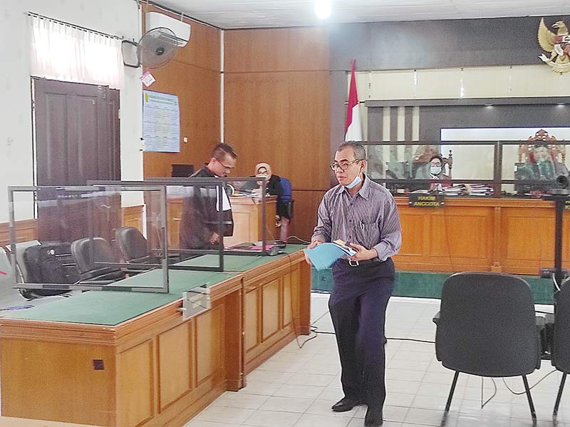 Bupati Kuantan Singingi Nonaktif Mursini berjalan di sela  kegiatan sidang Pengadilan Negeri Pekanbaru, Kamis (3/11/2020). (MHD AKHWAN/RIAUPOS.CO)