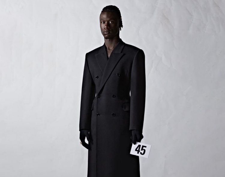 Gelandang Real Madrid Eduardo Camavinga tampil beda sebagai brand ambassador Balenciaga.
