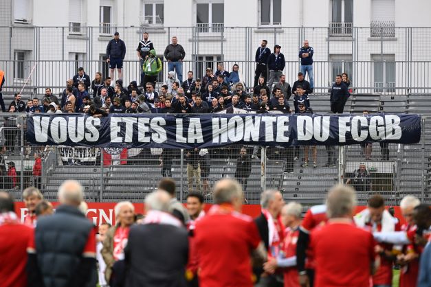 Suporter Girondins de Bordeaux membentangkan banner raksasa bertulisan â€Kamu memalukan Girondins de Bordeauxâ€ sebelum journee pemungkas Ligue 1 musim lalu (22/5).