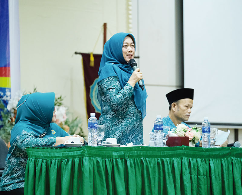 Ketua TP PKK Kabupaten Siak Rasidah Alfedri saat memberikan materi sebagai narasumber pada rapat koordinasi dan konsultasi TP PKK tingkat Provinsi Riau tahun 2023 di Hotel Furaya, Pekanbaru, Jumat (17/11/2023).