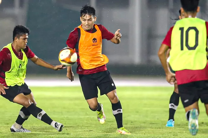 Witan Sulaeman (tengah) hampir pasti mendapatkan satu tempat di skuad SEA Games 2023 Kamboja.