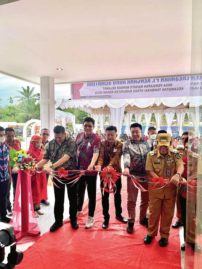 Peresmian PT KAS ditandai dengan pengguntingan pita oleh Bupati Rohul H Sukiman dan pemilik perusahaan PT KAS Hermanto, Jumat (9/9/2022).