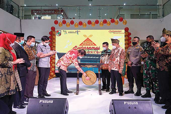 Wali Kota Pekanbaru Firdaus ST MT disaksikan Sekdako Pekanbaru M Jamil, Wakil Ketua DPRD Kota Pekanbaru Ginda Burnama dan T Azwendi Fajri, serta Forkopimda Pekanbaru memukul gong saat meresmikan Sukaramai Trade Center, Kamis (11/3/2021).