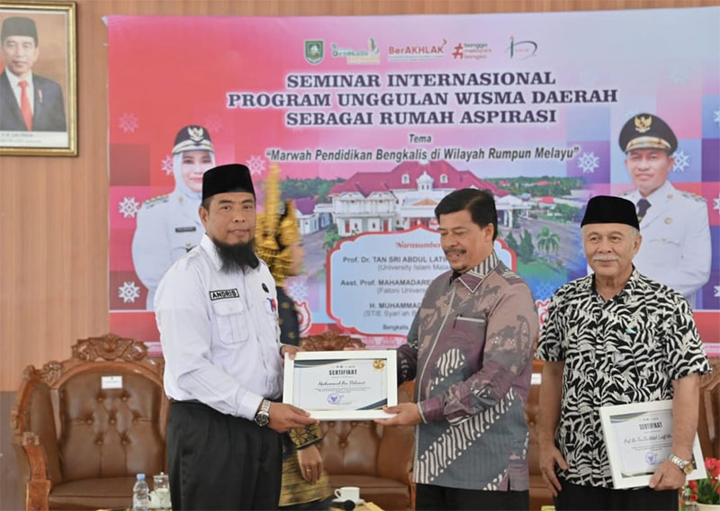 Asisten Pemerintahan dan Kesejahteraan Rakyat Setda Bengkalis Andris Wasono menyerahkan sertifikat kepada Ketua Yayasan Bangun Insani Bengkalis Isa Selamat di Wilayah Rumpun Melayu di Wisma Sri Mahkota, Rabu (13/12/2023).