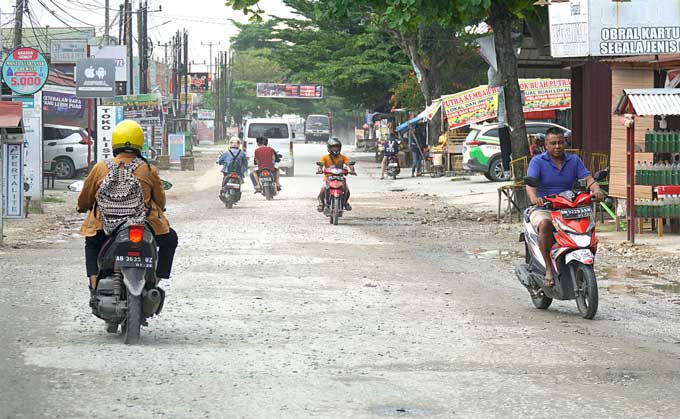 Lubang-lubang  di Jalan Cipta Karya, Kecamatan  Tuah Madani baru ditutupi kerikil dan diratakan, Selasa (11/4/2023) lalu.  Namun, hingga sekarang tidak dilakukan pengaspalan seperti yang diharapkan warga.