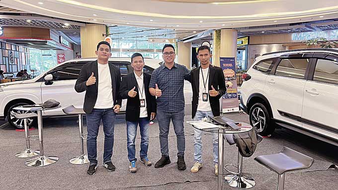 Manajemen Agung Toyota foto bersama di booth pameran Mal SKA, baru-baru ini.