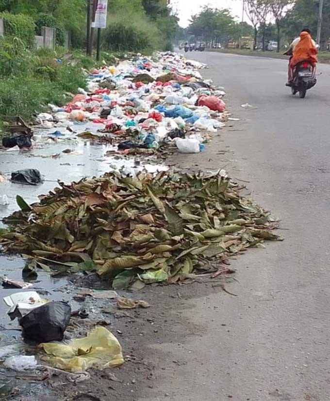 Tumpukan sampah di Jalan Soekarno Hatta kian meluas dan tidak terangkut. Kondisi ini menjadi sorotan anggota DPRD Kota Pekanbaru, Selasa (7/12/2021).