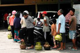 Puluhan warga mengantre untuk mendapatkan gas bersubsidi 3 kilogram di salah satu pangkalan gas di Jalan Pembangunan, Pekanbaru, belum lama ini.(MHD AKWAN/RIAUPOS.CO)