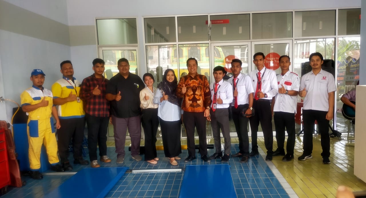 Operasional Manajemen Wilayah Riau, Riza Suryan Putra (enam kanan) didampingi Koordinator Sales Honda Arista Inhu, Zulkifli (empat kiri) foto bersama dengan karyawan pada launching Honda Arista Inhu, Sabtu (18/3/2023) .