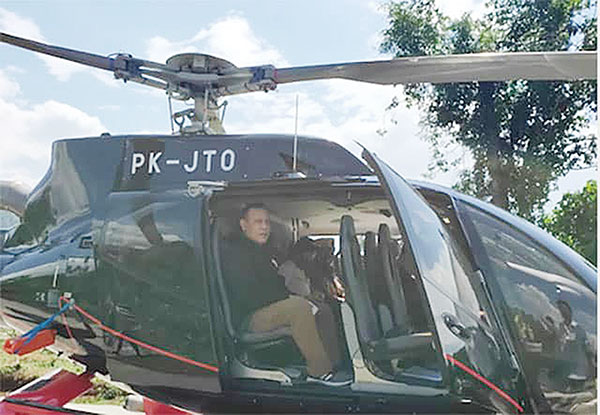 Ketua KPK Firli Bahuri saat naik helikopter milik swasta dengan kode PK-JTO yang menuai polemik.(ISTIMEWA/JAWAPOS.COM)