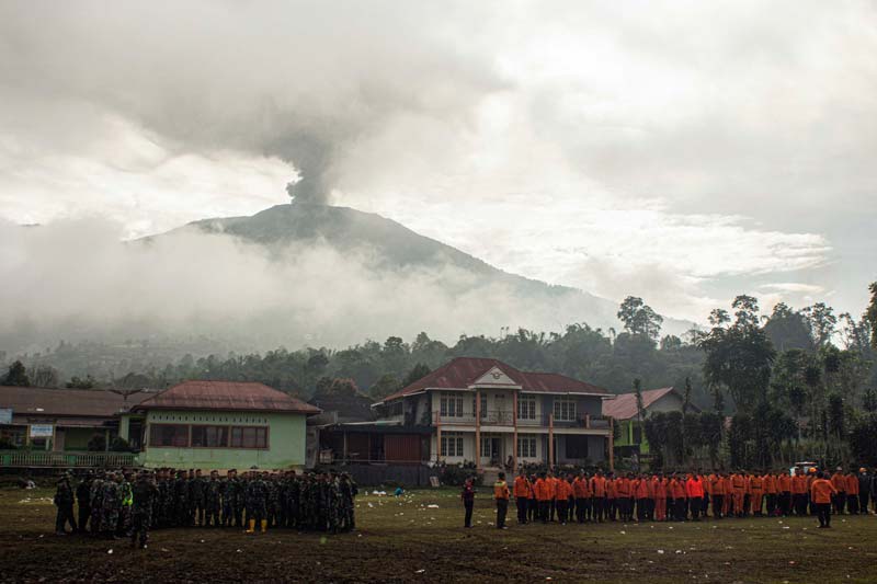 Tim SAR berkumpul melaksanakan apel mengakhiri operasi pencarian di Gunung Marapi setelah semua korban ditemukan, di Batupalano, Agam, Sumatera Barat, Kamis (7/12/2023).