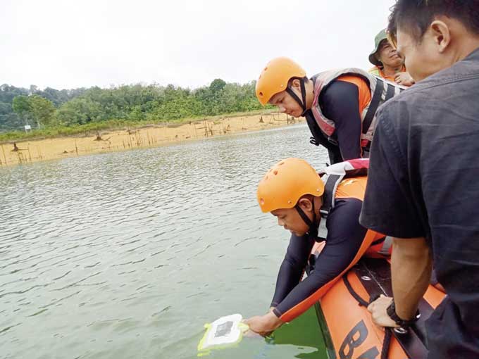 Tim SAR melakukan pencarian korban tenggelam di PLTA Koto Panjang, Desa Tanjung Alai, XIII Koto Kampar dengan Aqua Eye,  Ahad (15/1/2023).