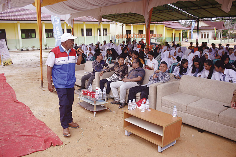 Superintendent General Support PHE Siak Akbar Pradima memberikan materi saat acara Zetizen Riau Pos Goes To School di SMAN 3 Tapung Hulu.