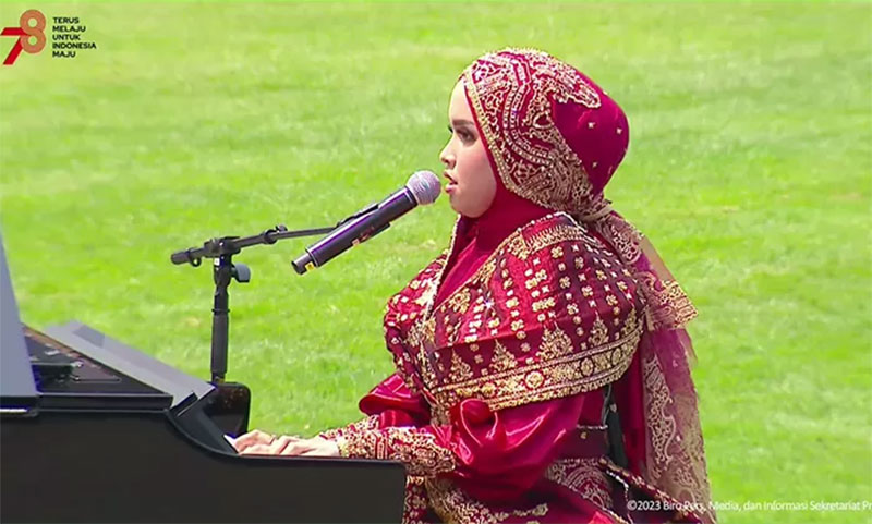 Putri Ariani menyanyikan lagu Rungkad usai upacara Detik-detik Proklamasi di Istana Negara, Kamis (17/8/2023).