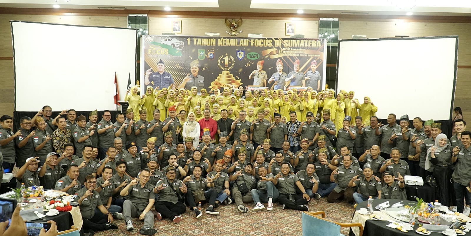 Komunitas Fortuner Community Sumatera (FOCUS), para member, dan tamu undangan foto bersama saat acara Anniversary ke 1 Komunitas FOCUS, di Hotel Pangeran, Pekanbaru, Sabtu (2/12/2023).