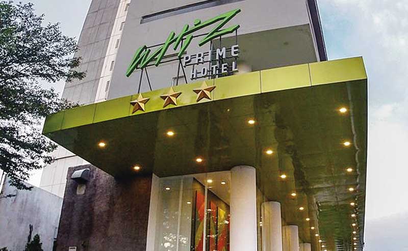 Gedung Whiz Prime Hotel Pekanbaru berdiri megah di Jalan Jenderal Sudirman, Jumat (1/12/2023).