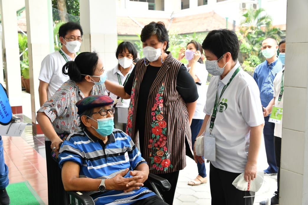 Wakil Ketua MPR RI Lestari Moerdijat mengunjungi Sentra Vaksinasi Serviam (SVS), di Sekolah Santa Ursula, Jalan Lapangan Banteng Utara Jakarta Pusat, Sabtu (20/3/2021).