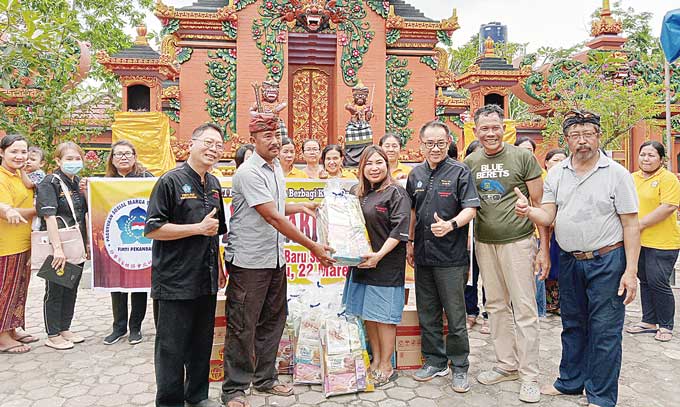 Wakil Bendahara PSMTI Kota PeÂ­kanbaru Agustina Lie (tengah) menyerahkan paket hari raya Nyepi kepada perwakilan umat Hindu yang ada di Pure Agung Jagatnatha, Jalan Rawa Mulya, Kelurahan Sidomulyo Timur, Kecamatan Marpoyan Damai, Pekanbaru, Senin (20/3/20